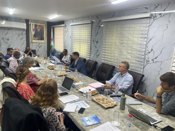 reunion-espelia-djibouti.webp Personnes en réunion autour d'une table
