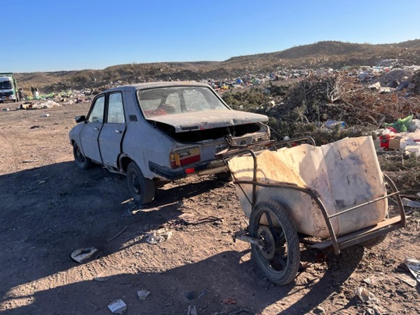 dechets-voiture-argentine.jpg Déchets et carcasse de voiture en Argentine