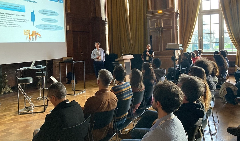 Consultant en présentation devant les clients