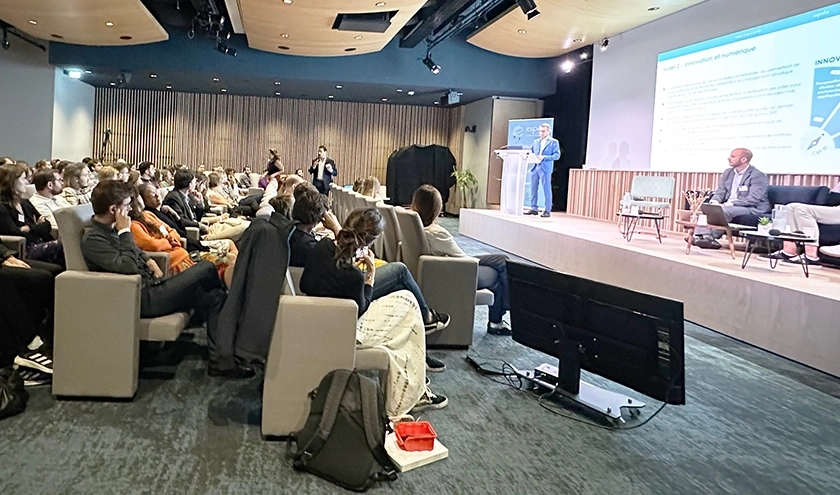 Colloque avec des tables rondes et des consultants qui discutent des sujets audacieux