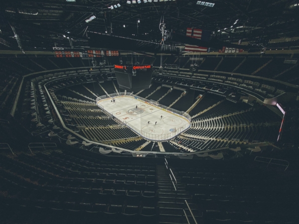 Coucher de soleil sur les tribunes d'un stade multi-sports