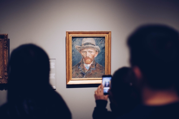 tableau exposé dans un musée