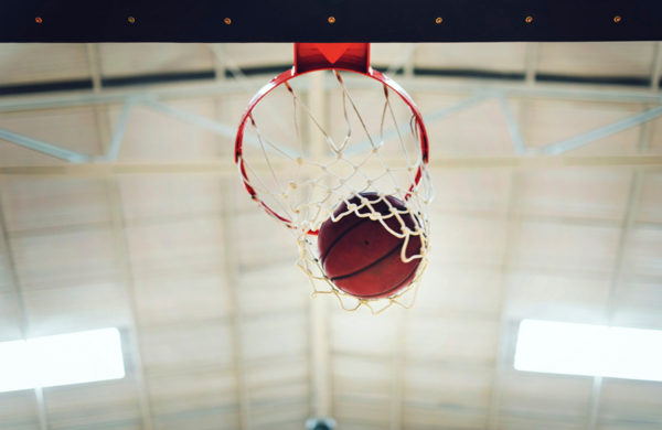 Deux personnes font du sport dans un espace indoor