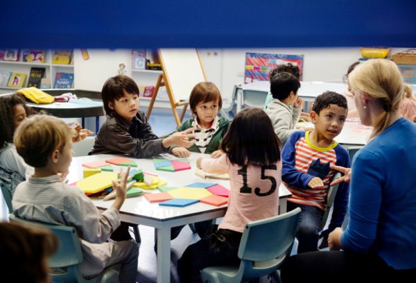Des enfants au périscolaire avec une dame