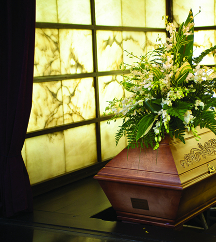 Visuel d'une couronne de fleur sur une tombe en lien avec le crématorium