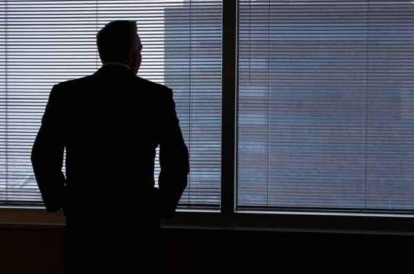 Plusieurs personnes dans un bureau se forment avec un intervenant