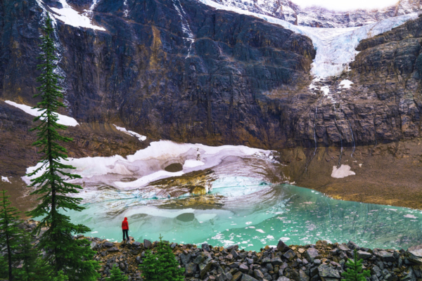 Glacier de montagne en France en recul, symbole visible du changement climatique et de la vulnérabilité des écosystèmes alpins