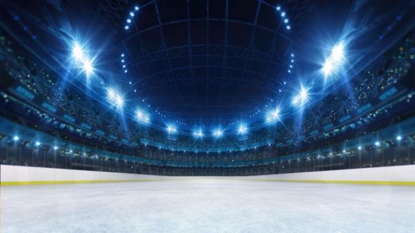 Sol glacé d'une patinoire avec deux personnes vu de dos. Ils portent des patins