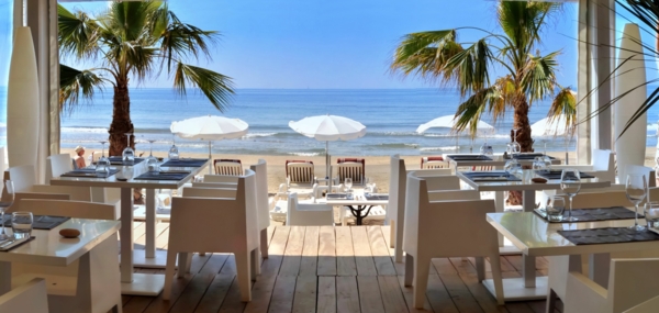 restaurant de plage vue sur la mer
