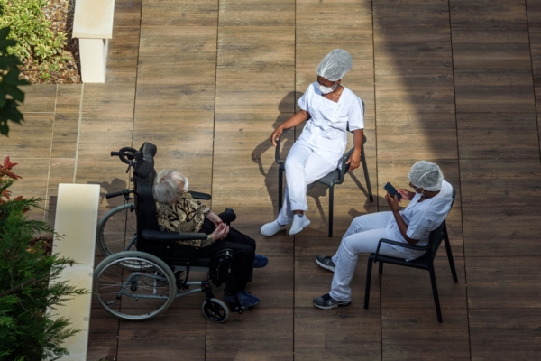 aide à un sénior de personnel médical