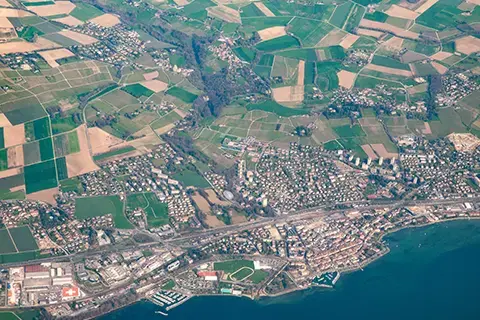 Vue d’ensemble d’un territoire intégrant zones d’activités et infrastructures économiques
