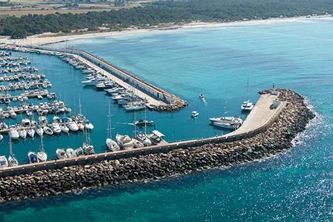 Port de plaisance aménagé illustrant les enjeux de gouvernance et de gestion portuaire