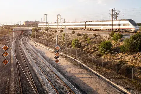 Voies ferrées et train régional illustrant les enjeux de mise en concurrence et d'organisation des services ferroviaires