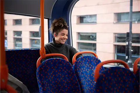 Scène de transport urbain illustrant la mobilité du quotidien et la satisfaction des usagers