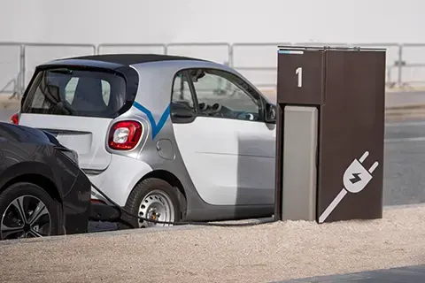 Place de stationnement équipée d’une borne de recharge électrique, reflet des nouveaux usages en ville