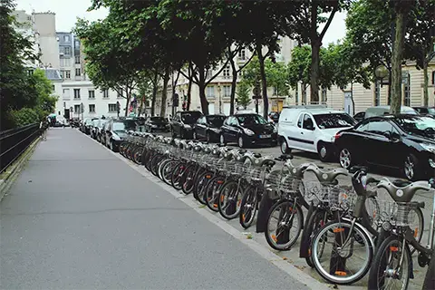 Vélos partagés en libre accès sur une voie urbaine, symbole de la transition vers les mobilités douces