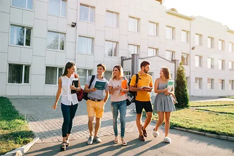 étudiants qui discutent ensemble et marche