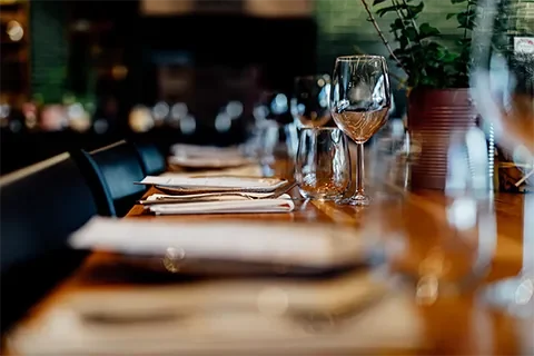restaurant avec un plan sur le dressage des tables